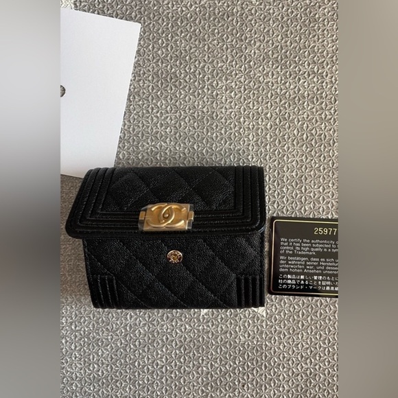 Price is firm NWT Chanel le boy card holder/compact wallet - Picture 11 of 11